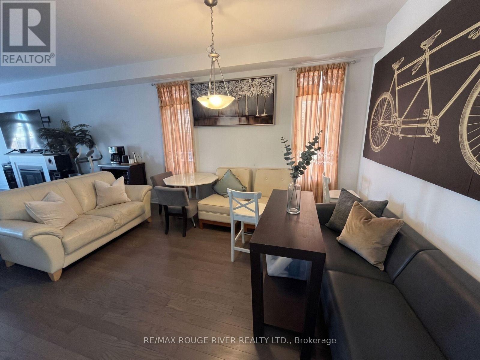45 Rich Crescent, Whitby, ON - Indoor Photo Showing Living Room
