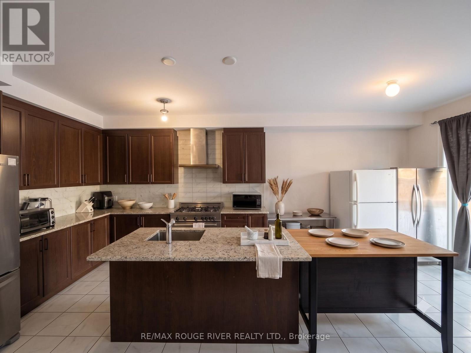 45 Rich Crescent, Whitby, ON - Indoor Photo Showing Kitchen With Stainless Steel Kitchen With Double Sink With Upgraded Kitchen
