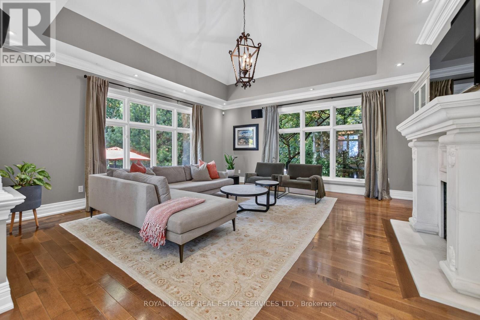 503 Meadow Wood Road, Mississauga, ON - Indoor Photo Showing Living Room With Fireplace