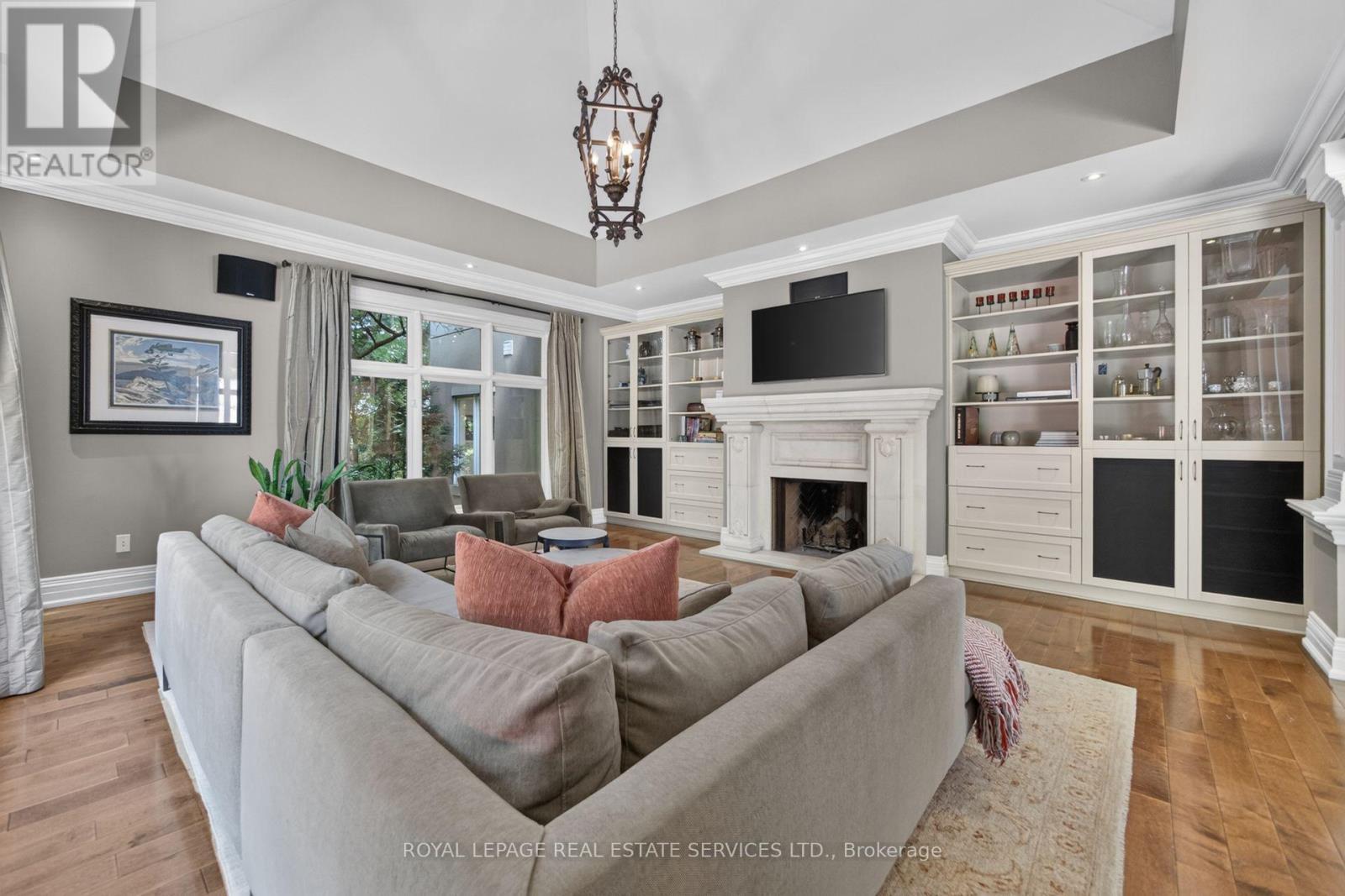503 Meadow Wood Road, Mississauga, ON - Indoor Photo Showing Living Room With Fireplace