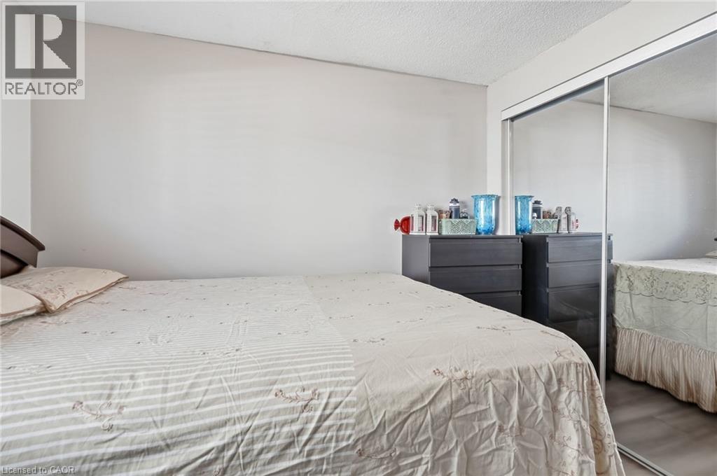 50 Adis Avenue, Hamilton, ON - Indoor Photo Showing Bedroom