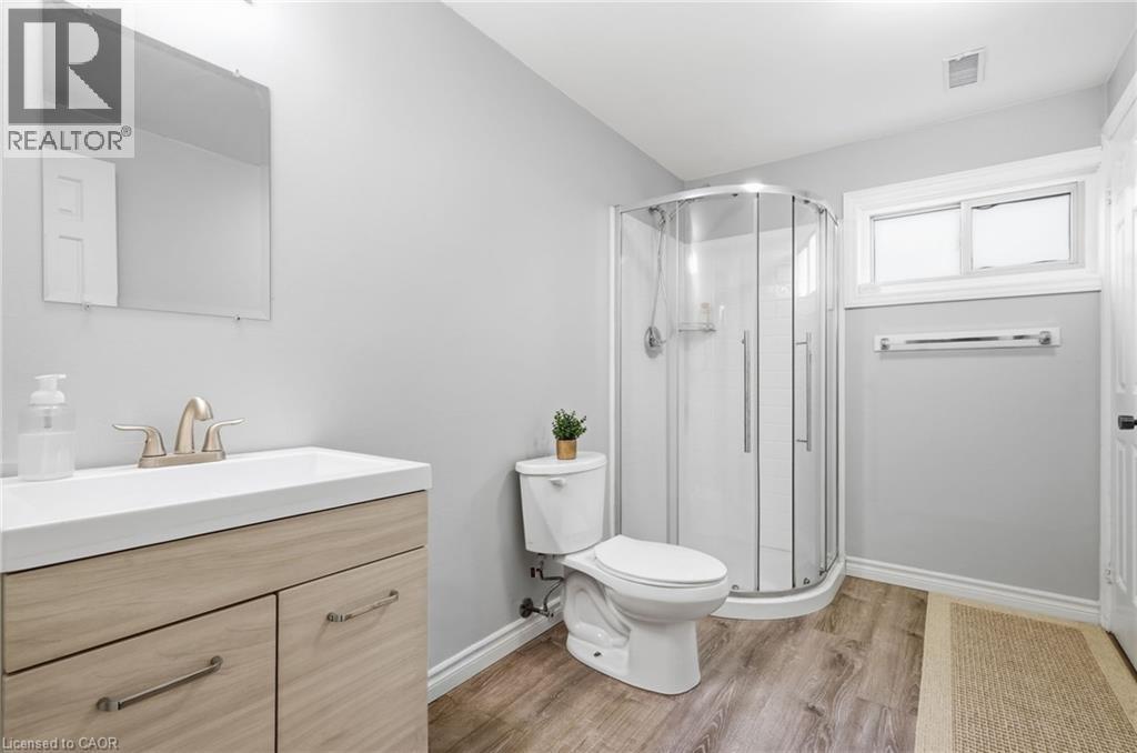 50 Adis Avenue, Hamilton, ON - Indoor Photo Showing Bathroom