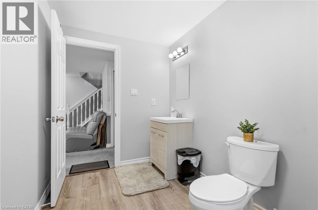 50 Adis Avenue, Hamilton, ON - Indoor Photo Showing Bathroom