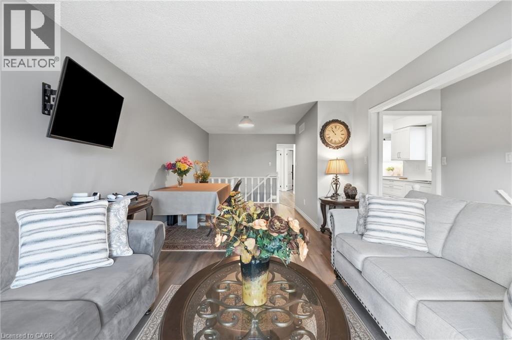 50 Adis Avenue, Hamilton, ON - Indoor Photo Showing Living Room