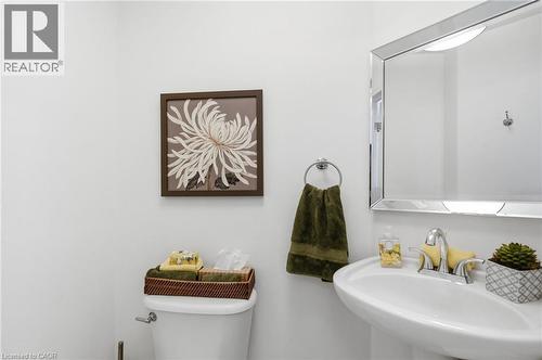 64 Redfern Avenue, Hamilton, ON - Indoor Photo Showing Bathroom