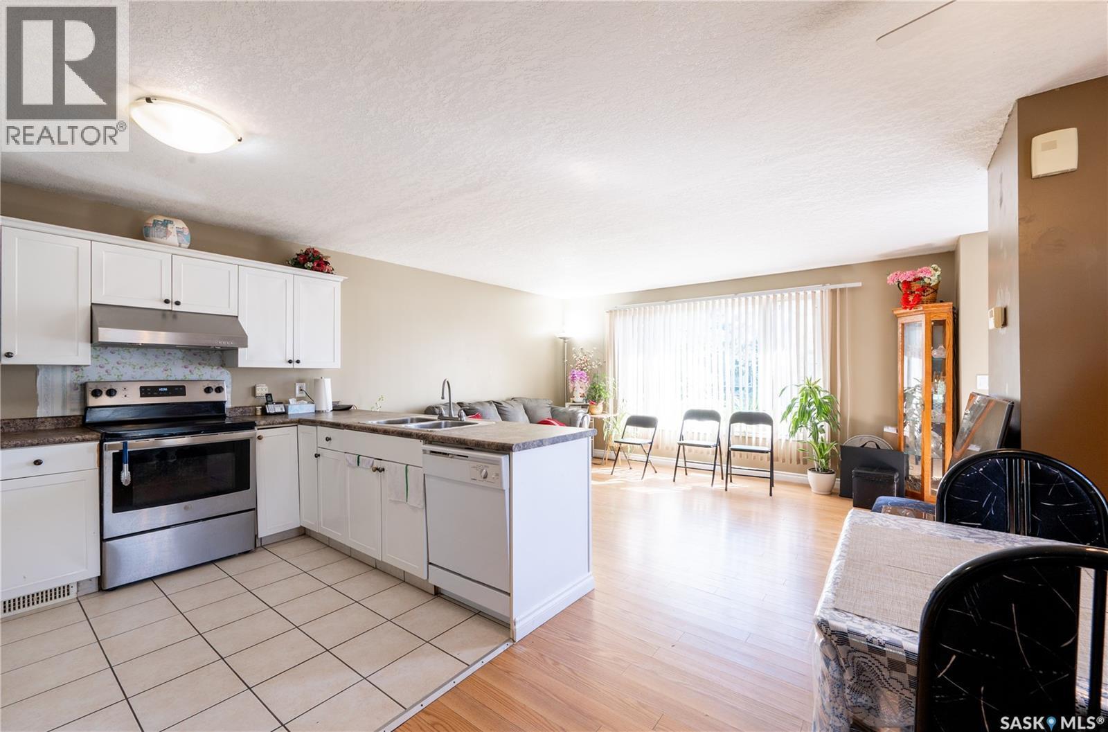 516 Hamilton Street, Regina, SK - Indoor Photo Showing Kitchen With Double Sink