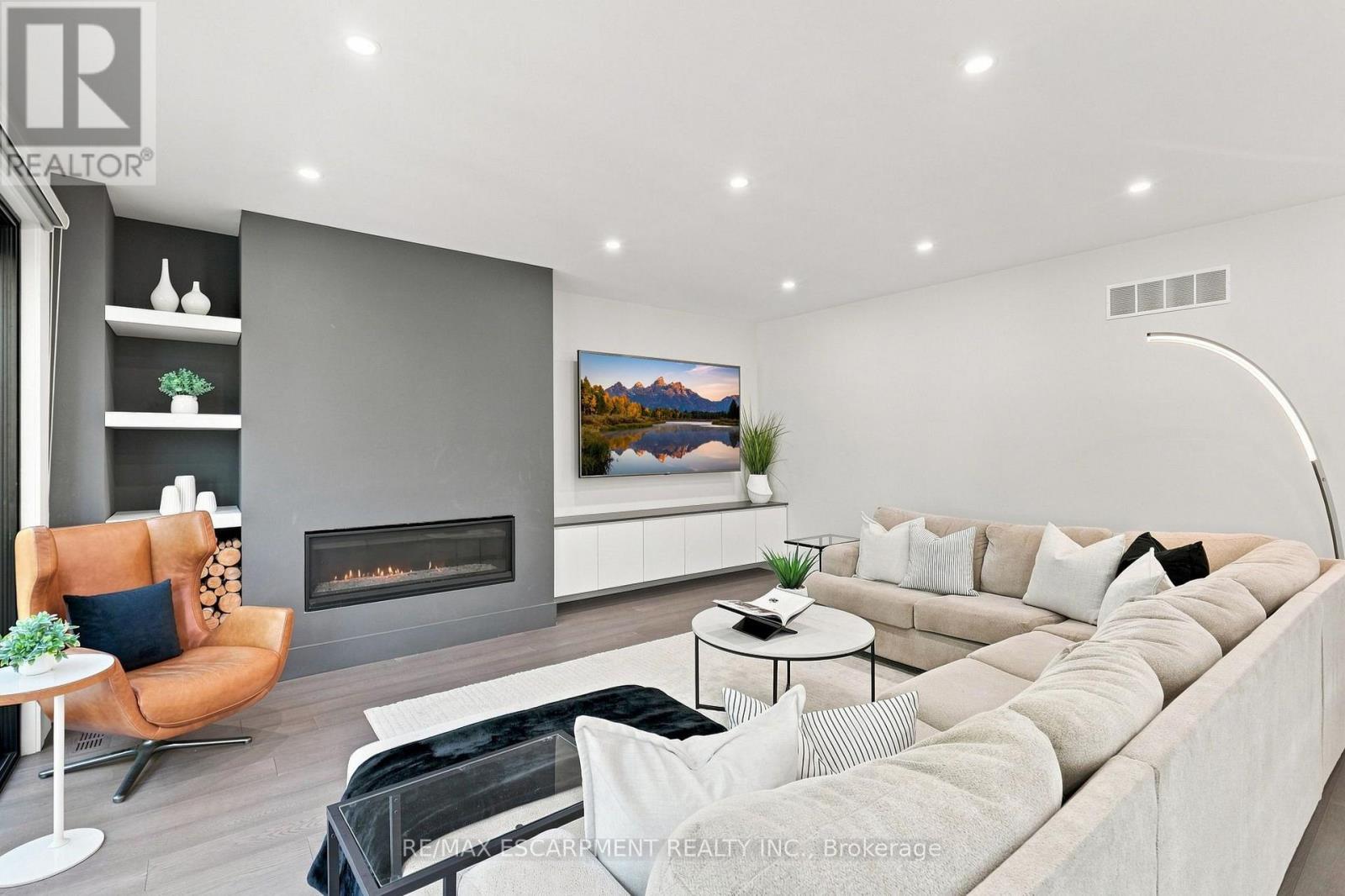 1181 Ogden Avenue, Mississauga, ON - Indoor Photo Showing Living Room With Fireplace