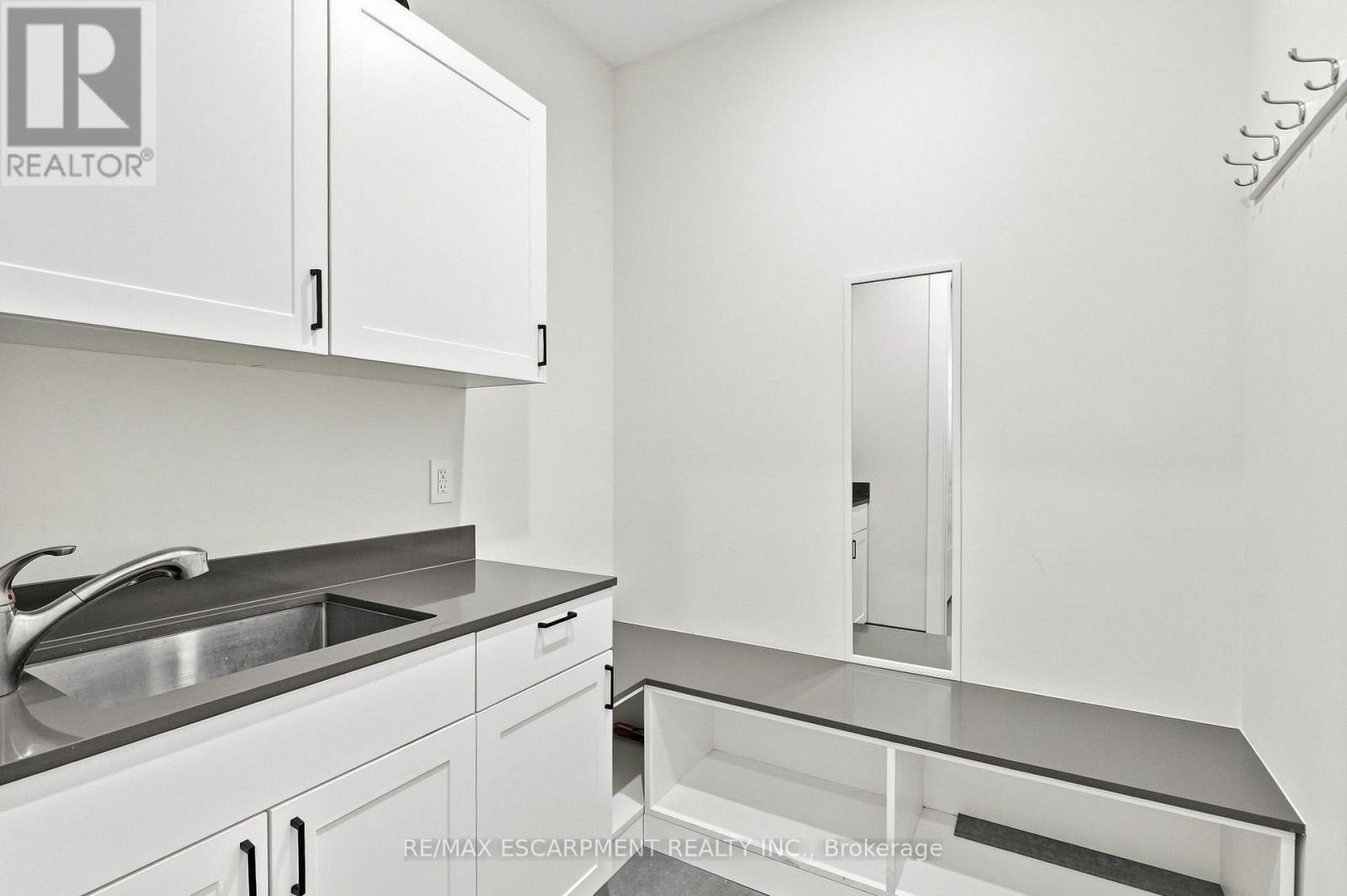 1181 Ogden Avenue, Mississauga, ON - Indoor Photo Showing Kitchen