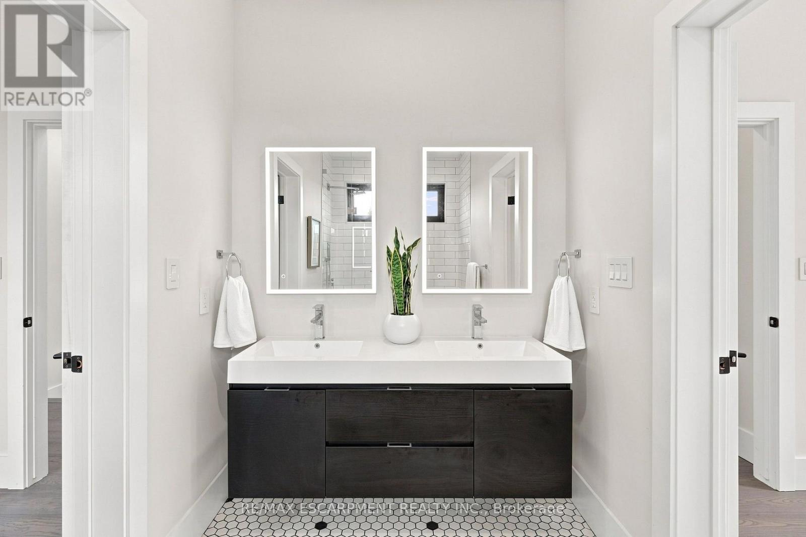 1181 Ogden Avenue, Mississauga, ON - Indoor Photo Showing Bathroom