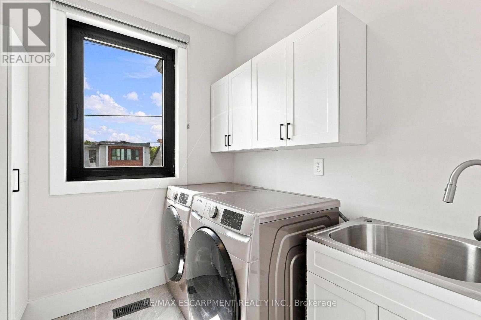 1181 Ogden Avenue, Mississauga, ON - Indoor Photo Showing Laundry Room