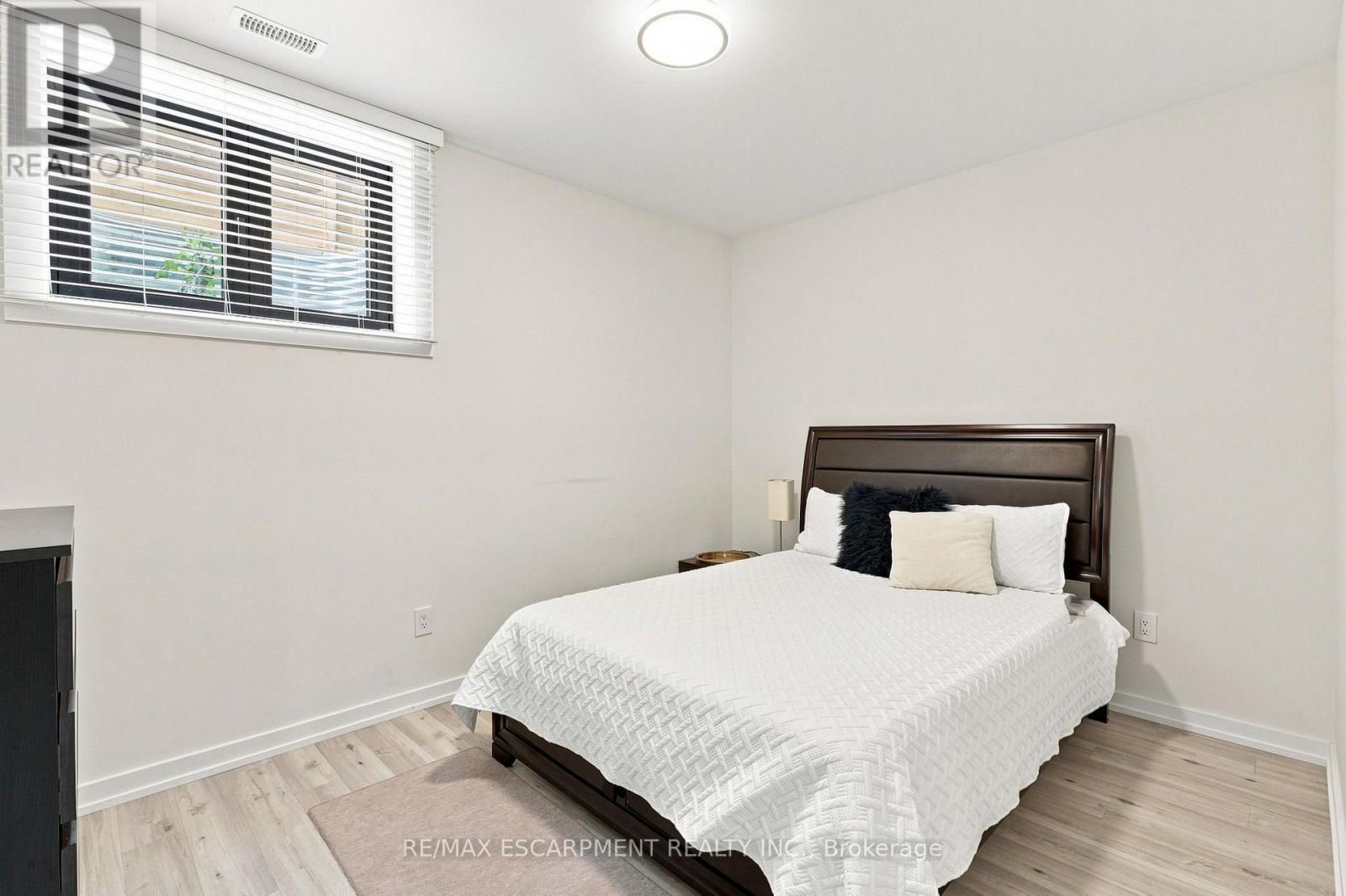 1181 Ogden Avenue, Mississauga, ON - Indoor Photo Showing Bedroom