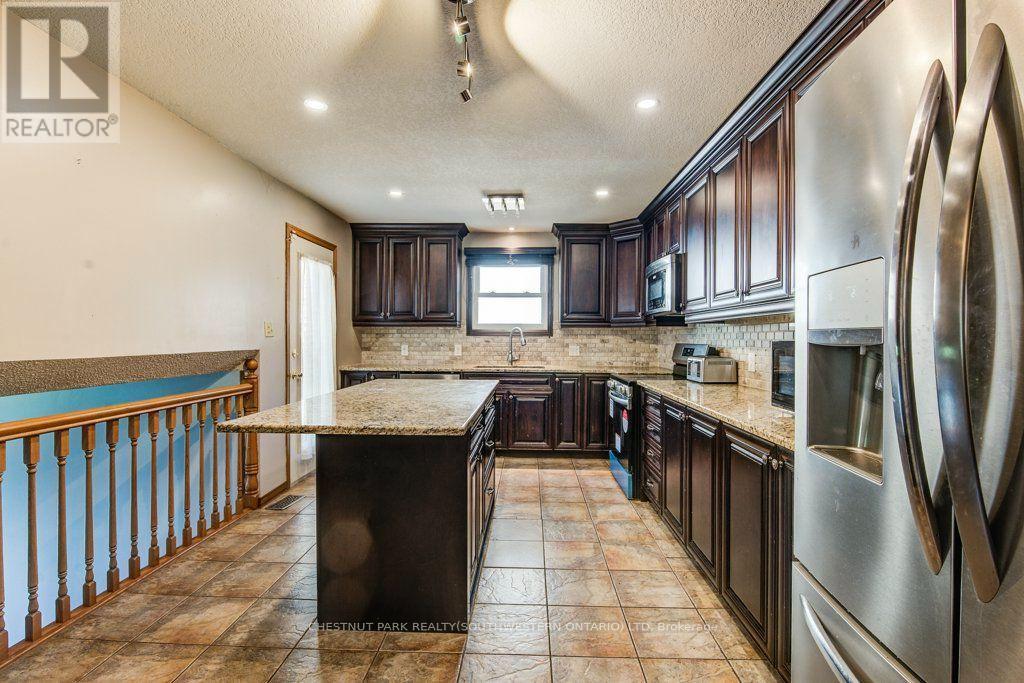 3 Cora Drive, Kitchener, ON - Indoor Photo Showing Kitchen With Double Sink With Upgraded Kitchen