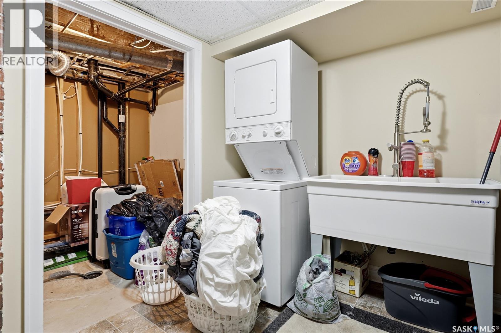 76 Angus Crescent, Regina, SK - Indoor Photo Showing Laundry Room