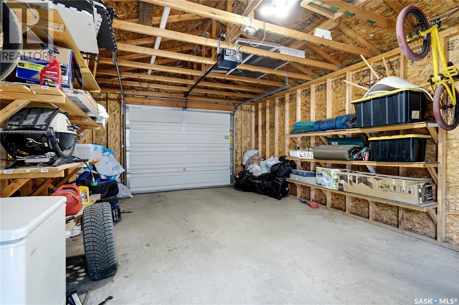 76 Angus Crescent, Regina, SK - Indoor Photo Showing Garage