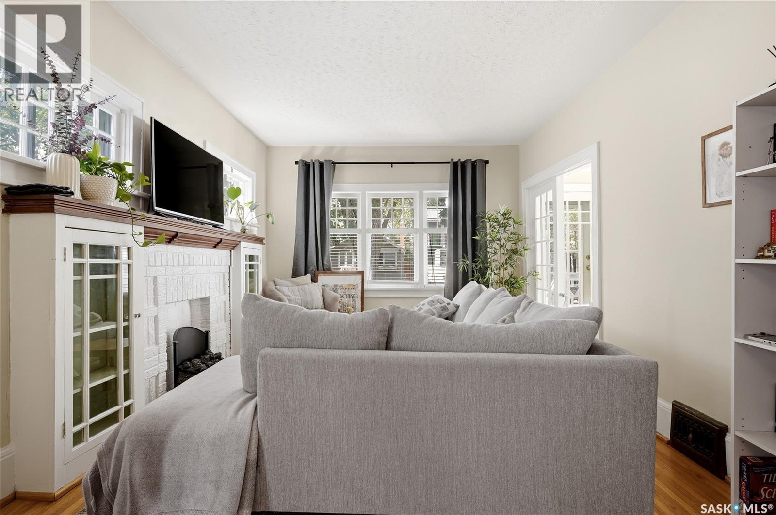 76 Angus Crescent, Regina, SK - Indoor Photo Showing Living Room
