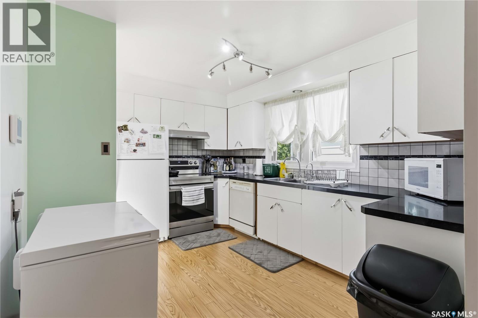 192 Salisbury Drive, Saskatoon, SK - Indoor Photo Showing Kitchen