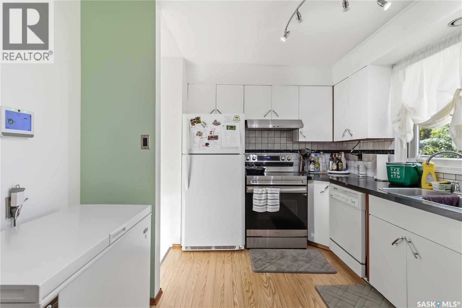 192 Salisbury Drive, Saskatoon, SK - Indoor Photo Showing Kitchen