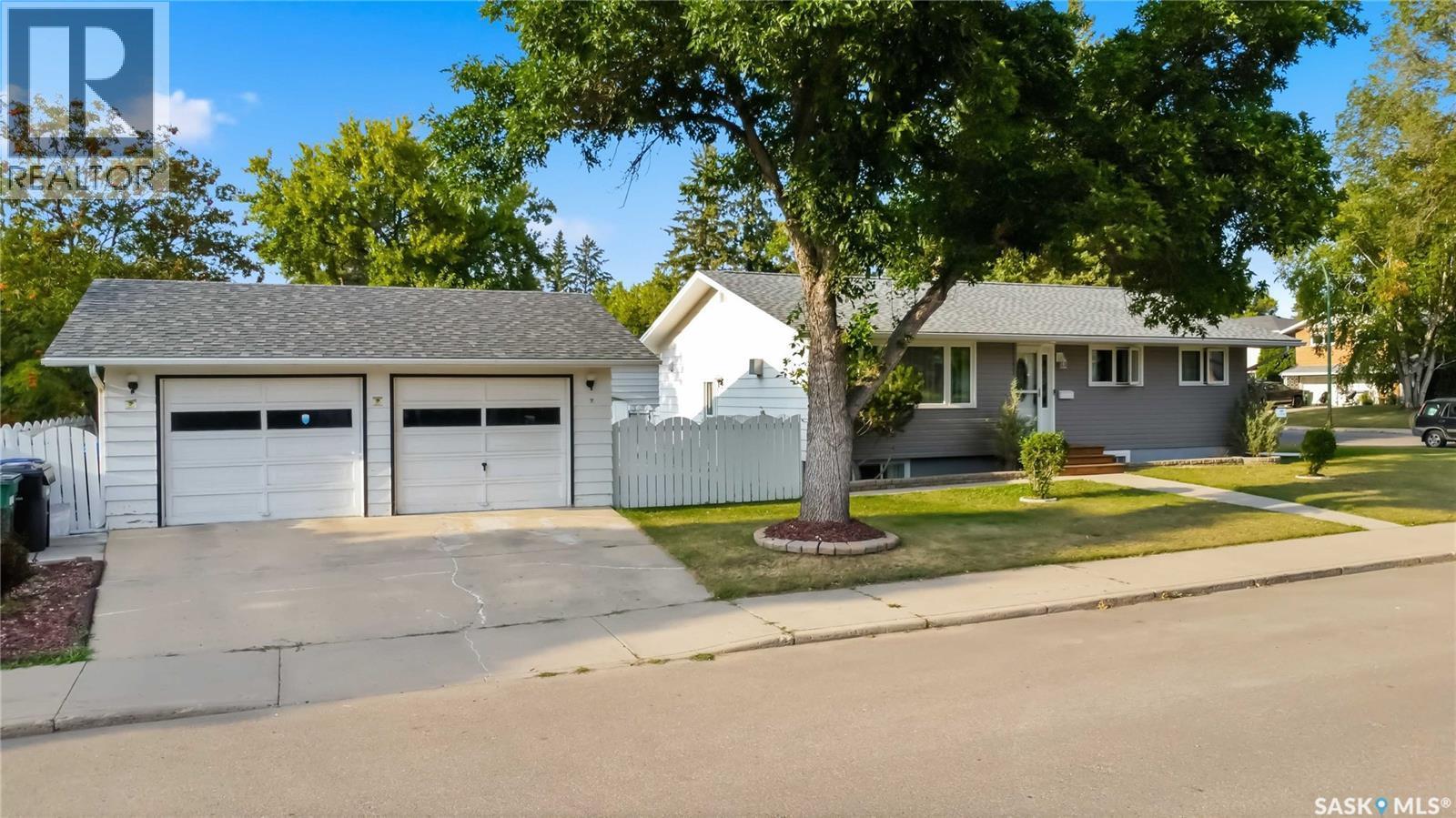 192 Salisbury Drive, Saskatoon, SK - Outdoor With Facade