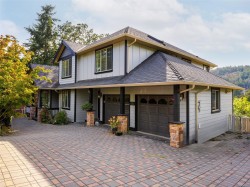 424 Nursery Hill Dr View Royal, BC V9B 0E2