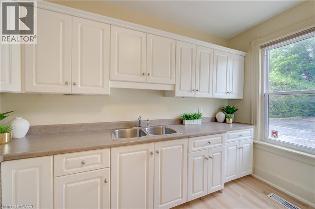 9 Salisbury Avenue, Cambridge, ON