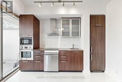 2006 - 14 YORK STREET Toronto, ON M5J 0B1