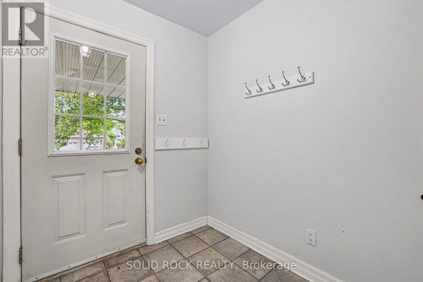 Front entrance vestibule - 889 Mountainview Avenue, Ottawa, ON