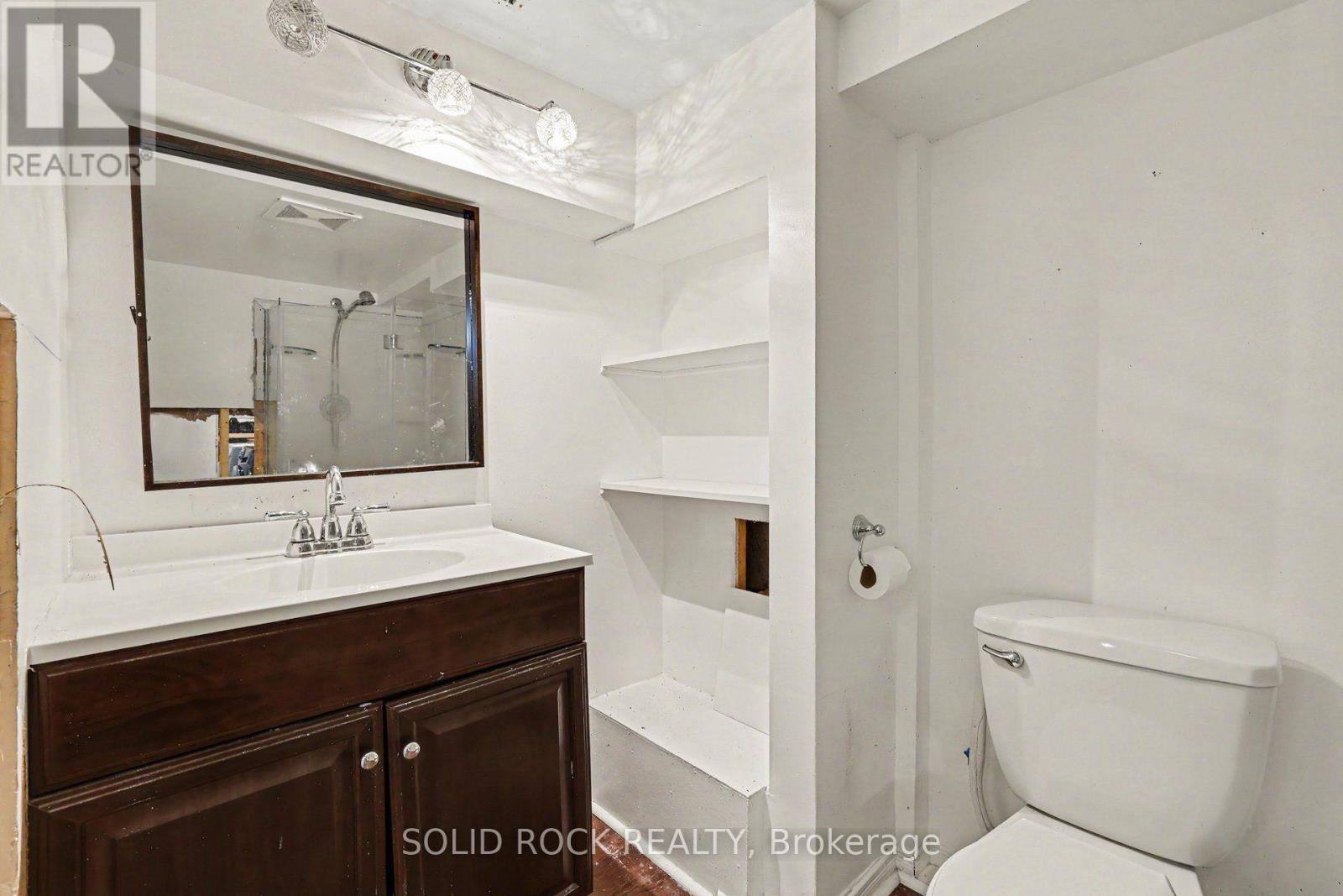 Main floor bathroom - 889 Mountainview Avenue, Ottawa, ON