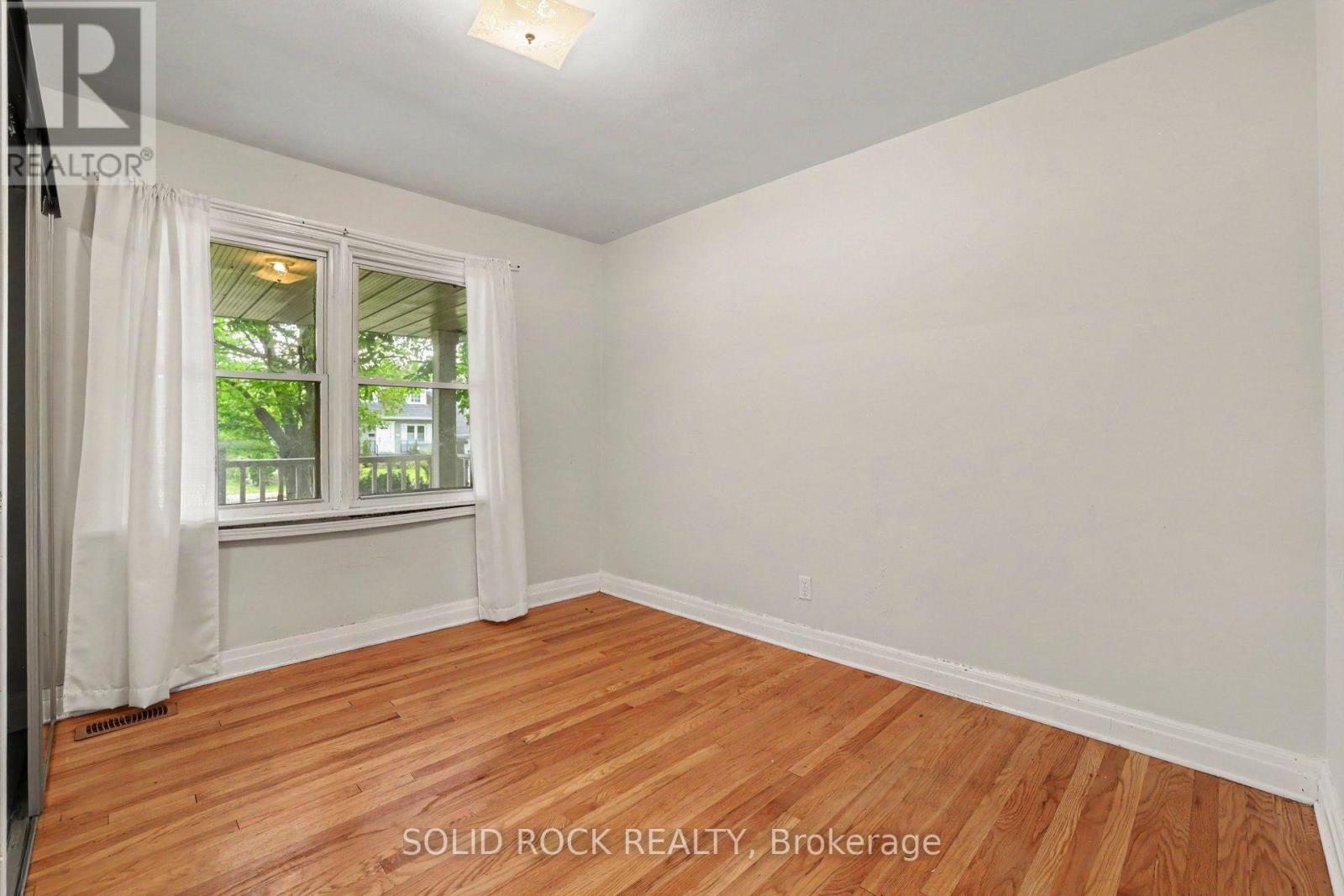 Front bedroom - 889 Mountainview Avenue, Ottawa, ON