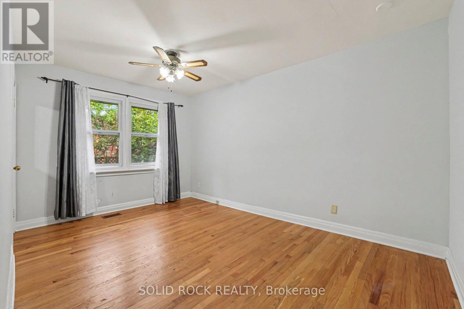 Rear bedroom - 889 Mountainview Avenue, Ottawa, ON
