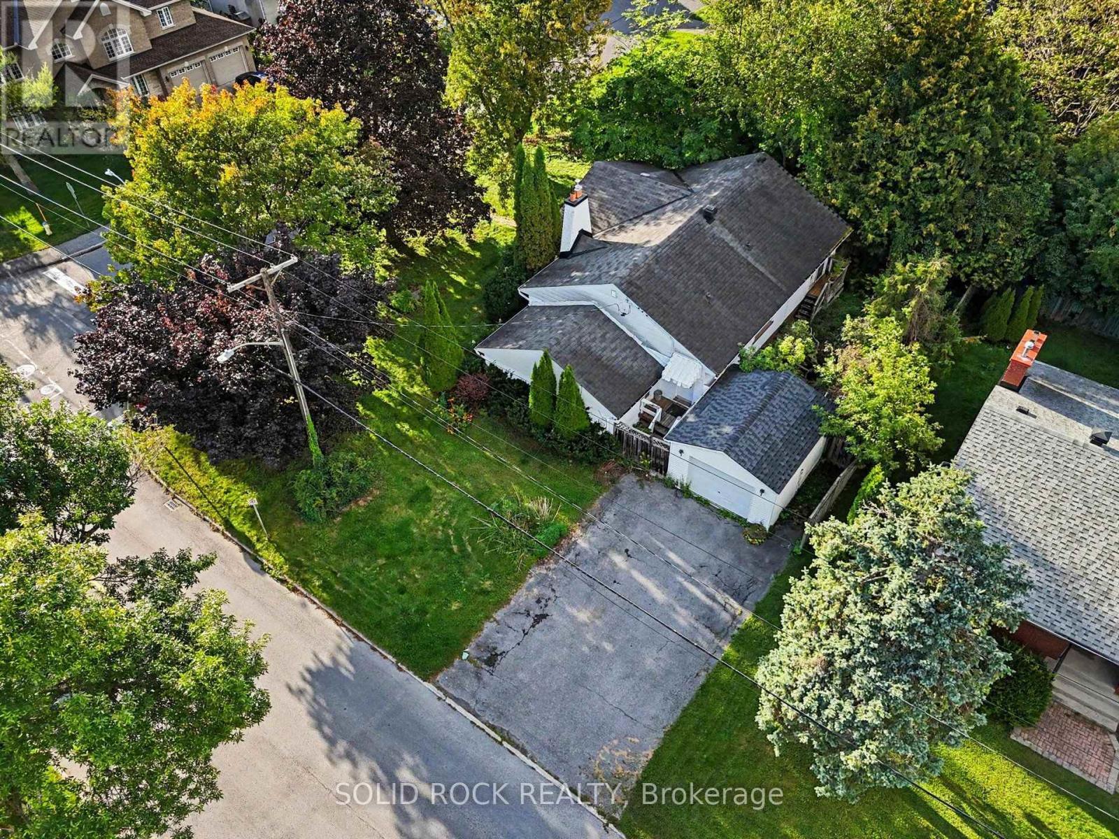 Side yard detached garage - 889 Mountainview Avenue, Ottawa, ON