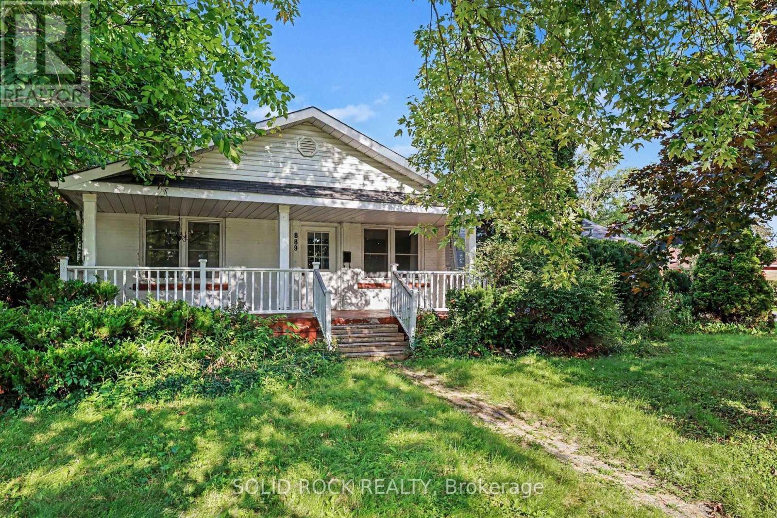 889 Mountainview Avenue, Ottawa, ON
