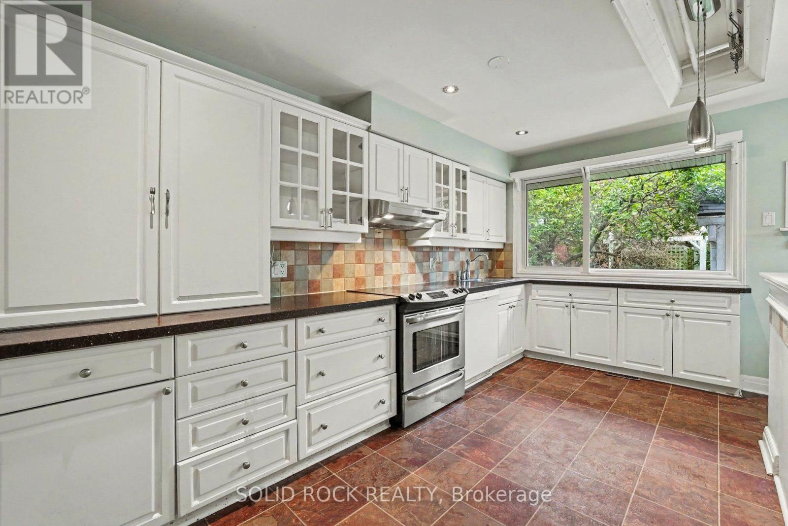 889 Mountainview Avenue, Ottawa, ON