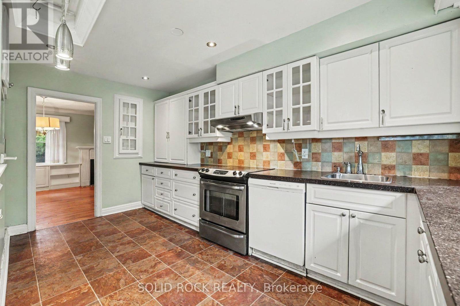 889 Mountainview Avenue, Ottawa, ON