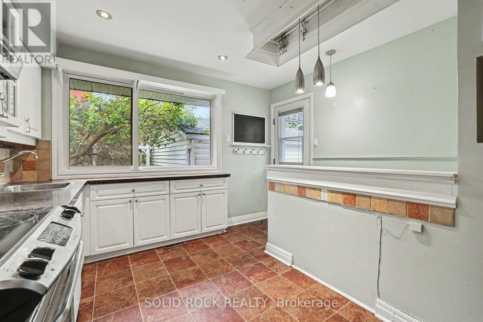 889 Mountainview Avenue, Ottawa, ON