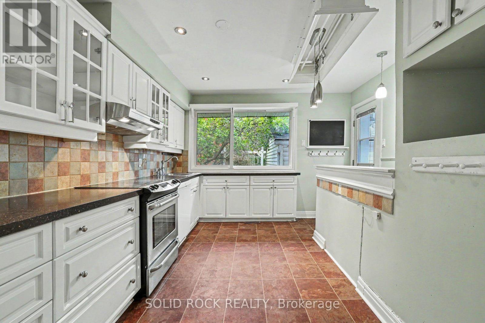 889 Mountainview Avenue, Ottawa, ON