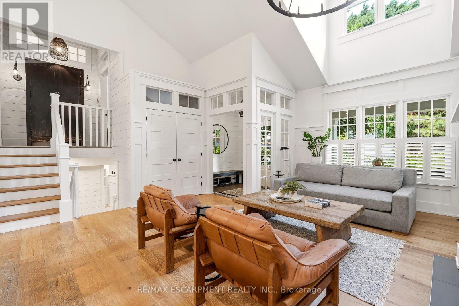 330 Camelot Court, Burlington, ON