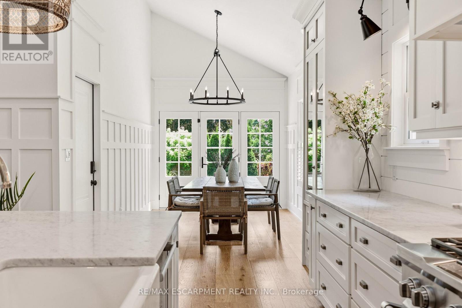 330 Camelot Court, Burlington, ON