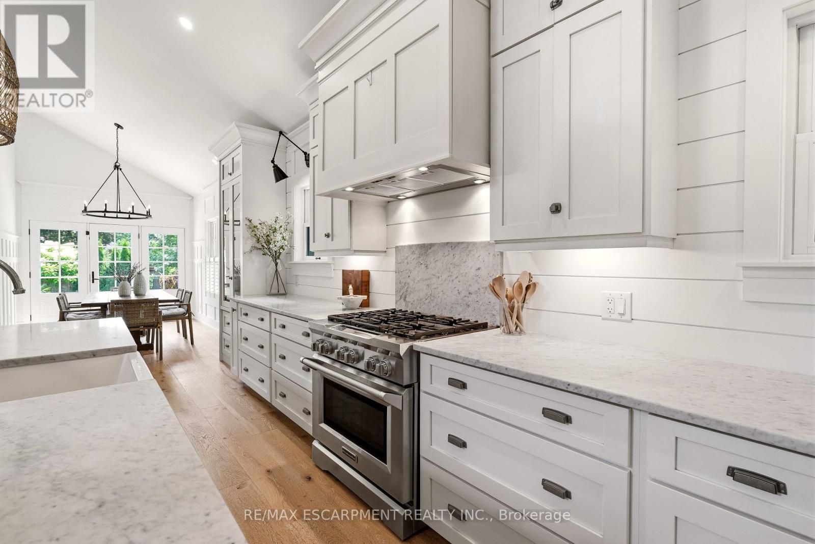 330 Camelot Court, Burlington, ON