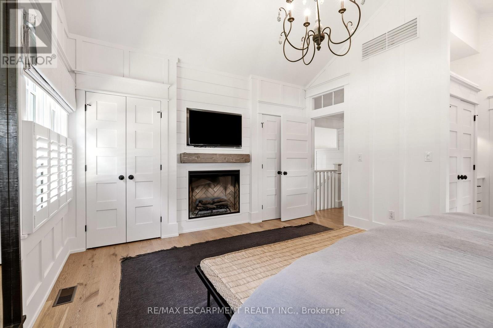 330 Camelot Court, Burlington, ON