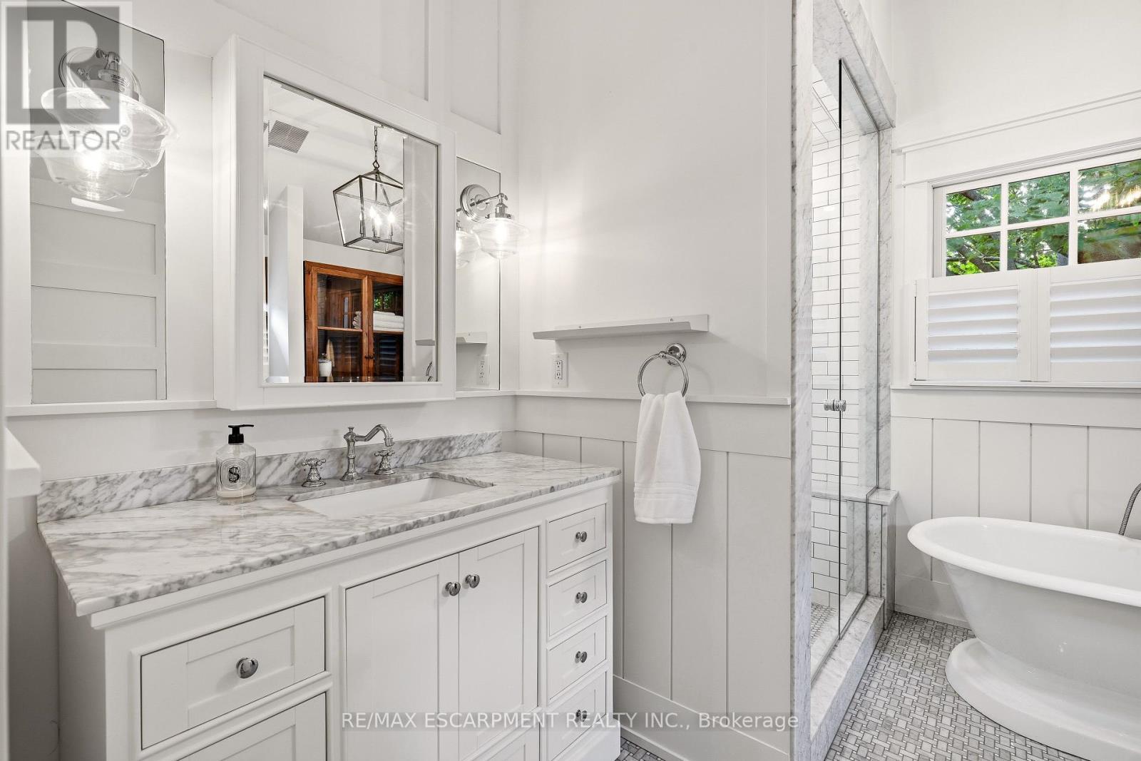 330 Camelot Court, Burlington, ON