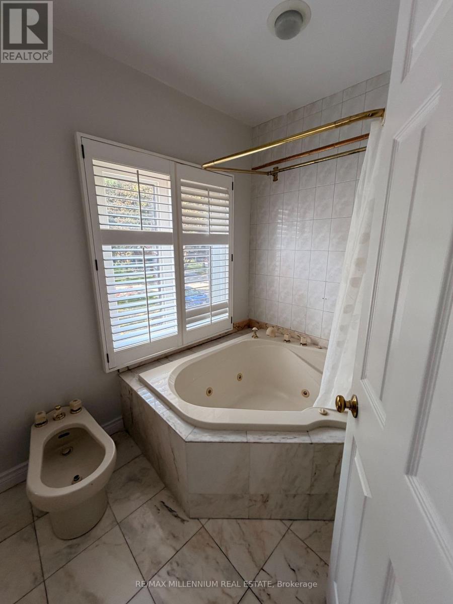 3501 Kingbird Court, Mississauga, ON