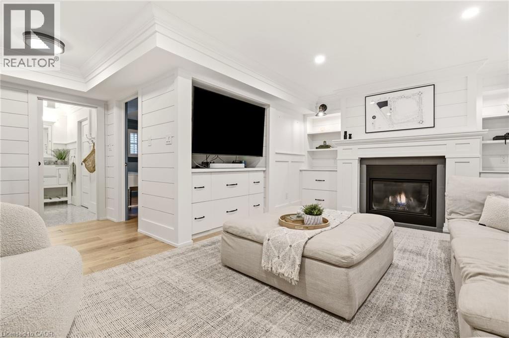 330 Camelot Court, Burlington, ON