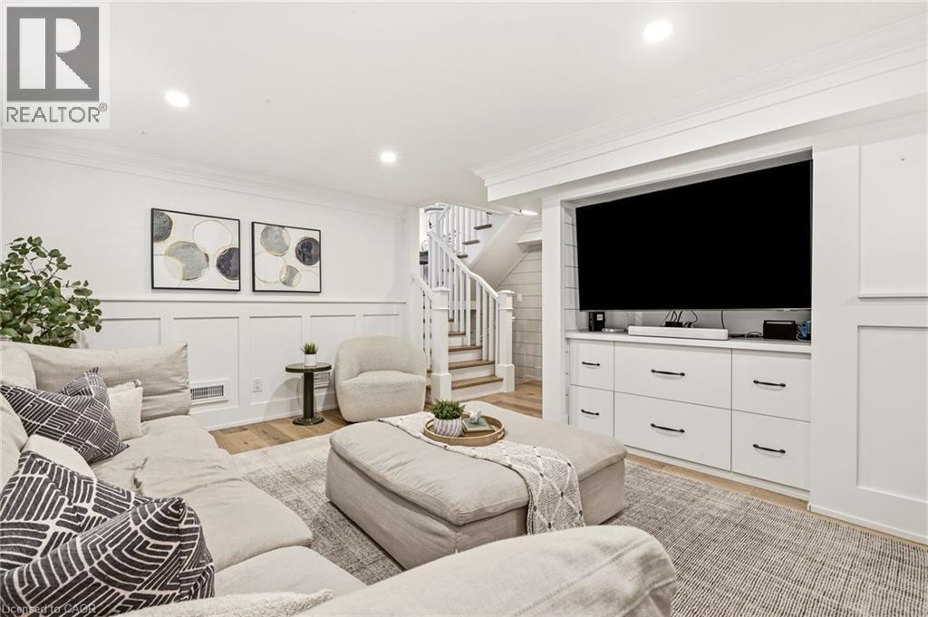 330 Camelot Court, Burlington, ON