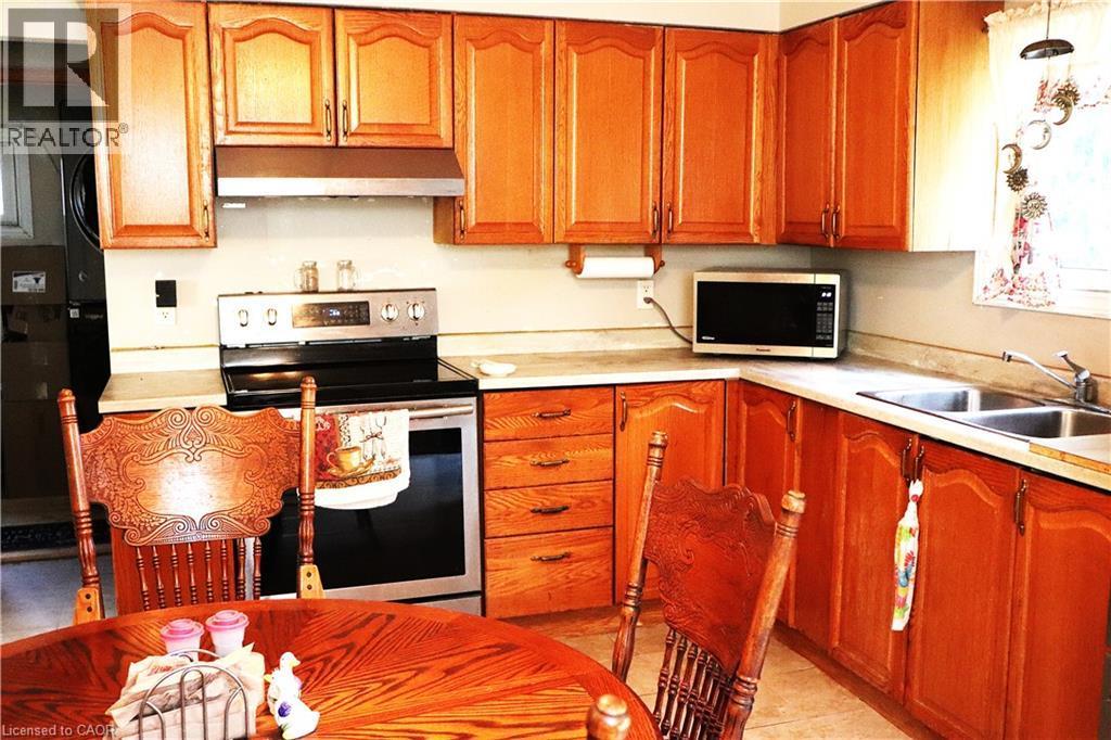 Large eat in kitchen area - 348 Weir Street N, Hamilton, ON