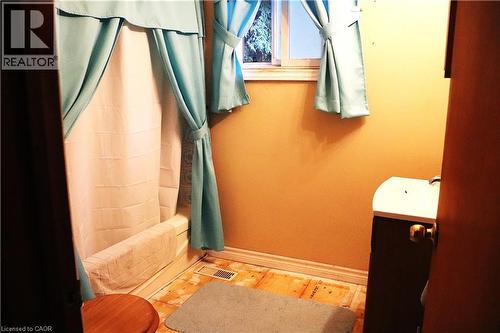 4 piece bath on main floor - 348 Weir Street N, Hamilton, ON 
