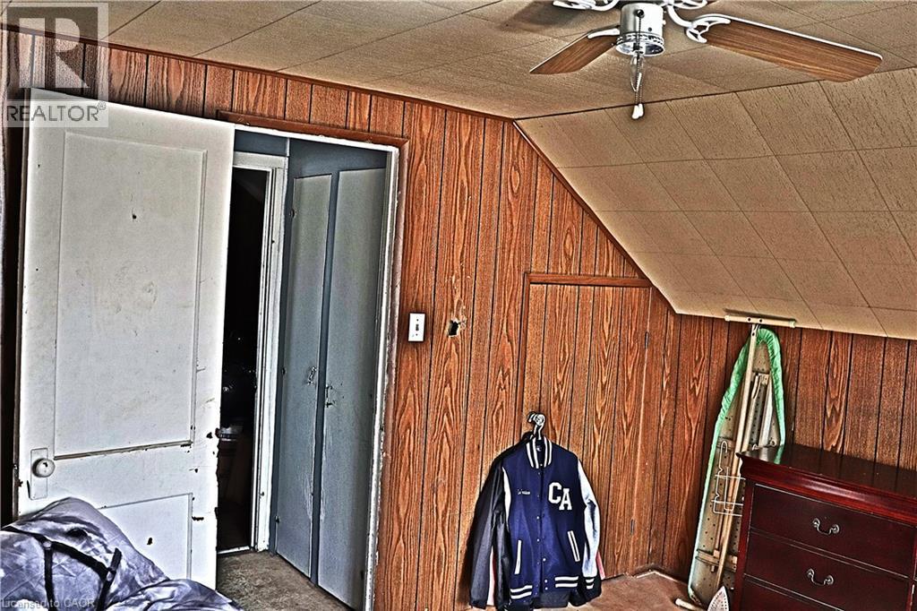 Upper larger bedroom with closet - 348 Weir Street N, Hamilton, ON