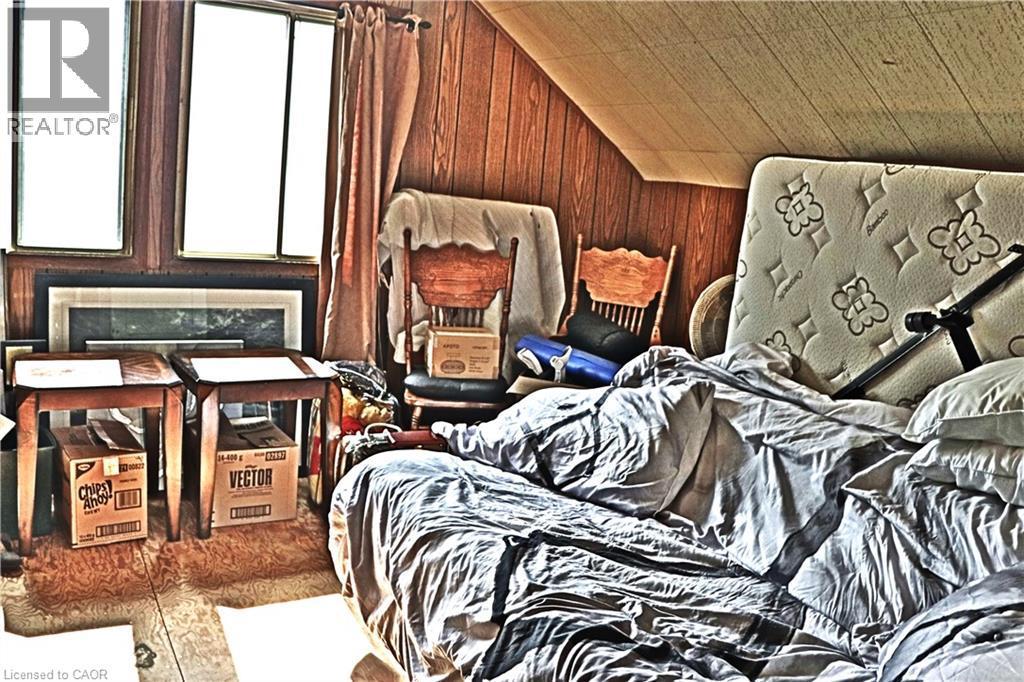 Upper larger bedroom - 348 Weir Street N, Hamilton, ON