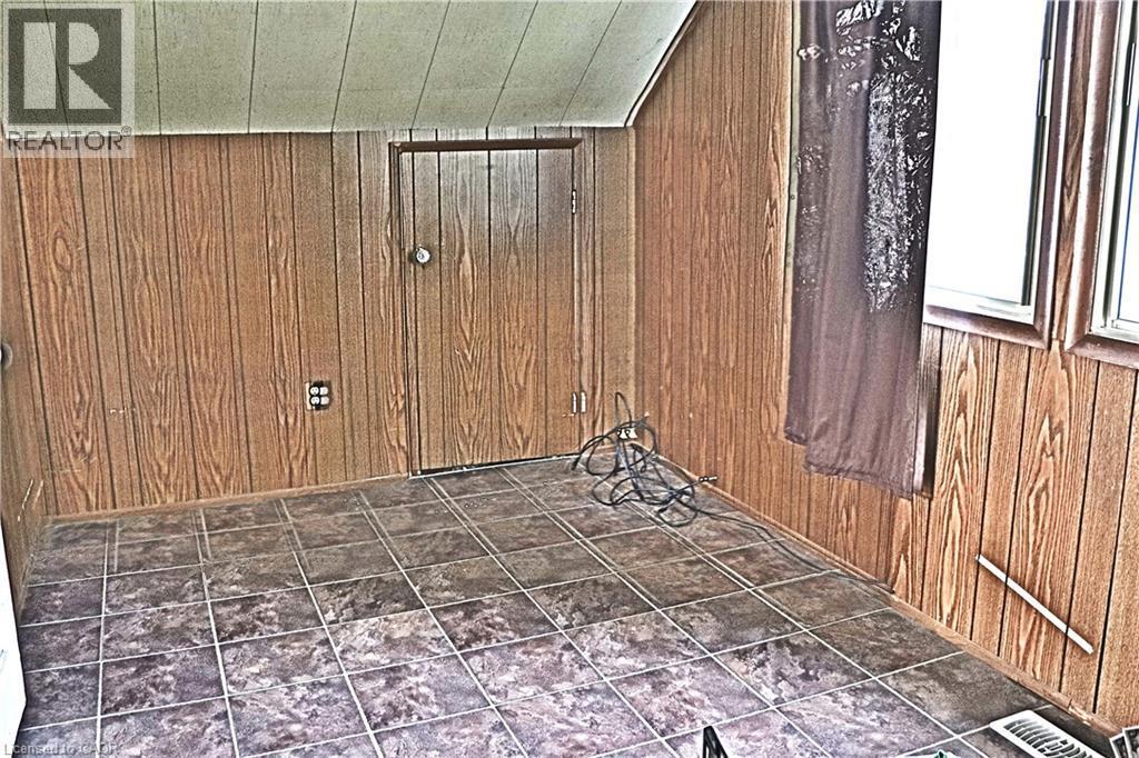 Upper smaller bedroom - 348 Weir Street N, Hamilton, ON