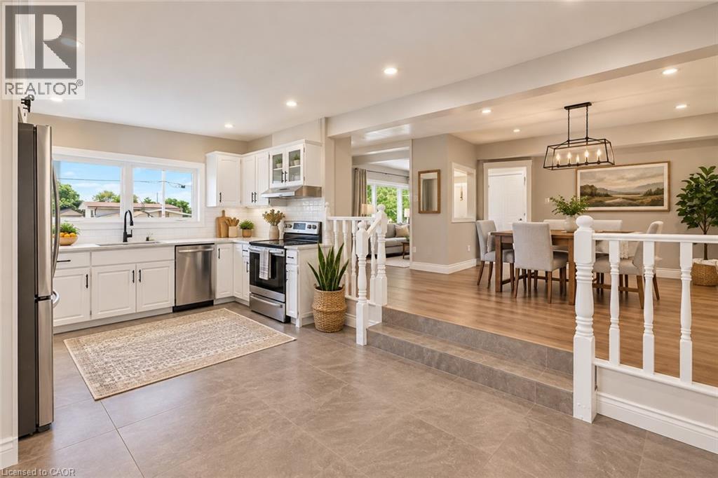 This image has been virtually staged. Furniture and décor are digitally added and not present in the property. - 96 Fielding Crescent, Hamilton, ON