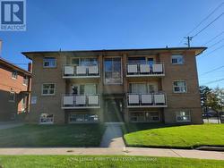 1 - 149 ALDERBRAE AVENUE Toronto, ON M8W 4K2